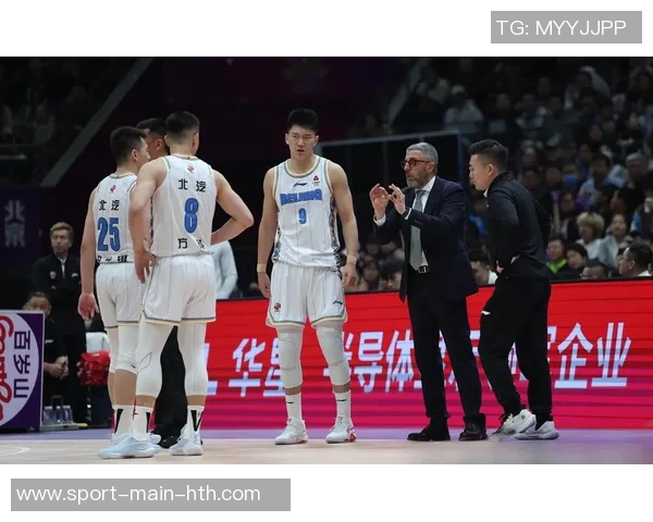 张佳玮分析乌度卡战术风格进攻防守兼备展现球队韧性与实力